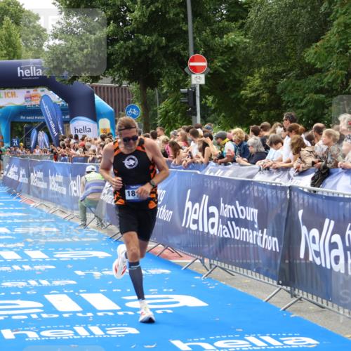 29.06.2025 - hella hamburg halbmarathon Zöllner http://msf.ph/oto/8181154 29.06.2025 10:31:48 Ziel 5187, 13606, 18102 meine-sportfotos.de