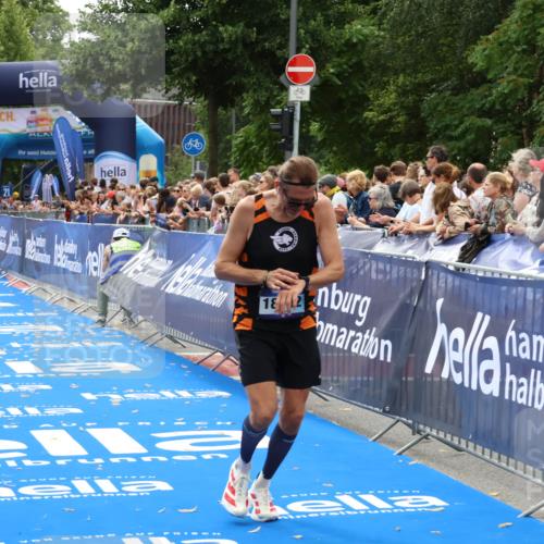29.06.2025 - hella hamburg halbmarathon Zöllner http://msf.ph/oto/8181162 29.06.2025 10:31:49 Ziel 5187, 11929, 18102 meine-sportfotos.de