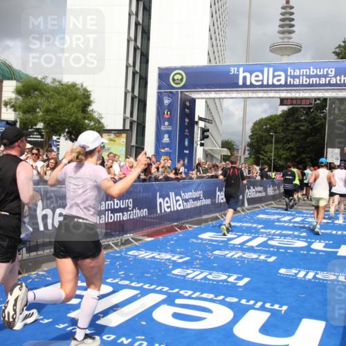 29.06.2025 - hella hamburg halbmarathon Michael Strokosch http://msf.ph/oto/8181168 29.06.2025 10:40:59 Ziel 1631, 1677, 7109, 7378, 9547, 10369, 10934, 12088, 12385, 13029, 13158, 14661, 15689, 16347, 17032, 17720, 18173 meine-sportfotos.de