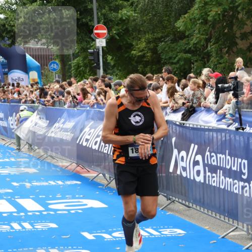 29.06.2025 - hella hamburg halbmarathon Zöllner http://msf.ph/oto/8181174 29.06.2025 10:31:49 Ziel 5187, 11929, 18102 meine-sportfotos.de