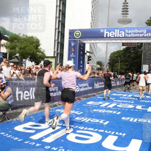 29.06.2025 - hella hamburg halbmarathon Michael Strokosch http://msf.ph/oto/8181209 29.06.2025 10:40:59 Ziel 1631, 1677, 7109, 7378, 9547, 10369, 10934, 12088, 12385, 13029, 13158, 14661, 15689, 16347, 17032, 17720, 18173 meine-sportfotos.de