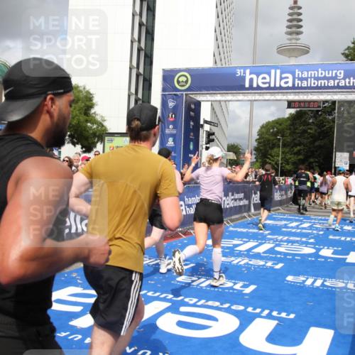 29.06.2025 - hella hamburg halbmarathon Michael Strokosch http://msf.ph/oto/8181247 29.06.2025 10:40:59 Ziel 1631, 1677, 7109, 7378, 9547, 10369, 10934, 12088, 12385, 13029, 13158, 14661, 15689, 16347, 17032, 17720, 18173 meine-sportfotos.de