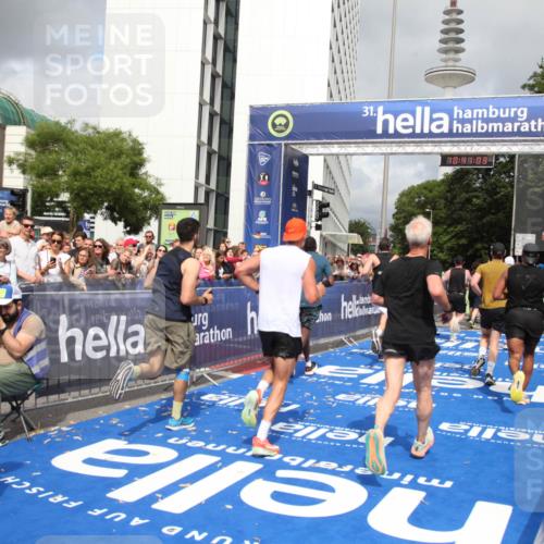 29.06.2025 - hella hamburg halbmarathon Michael Strokosch http://msf.ph/oto/8181280 29.06.2025 10:41:01 Ziel 1677, 6550, 9547, 9755, 10934, 11062, 11922, 12088, 12385, 13029, 13158, 14661, 15689, 16347, 17032, 17720, 18173 meine-sportfotos.de