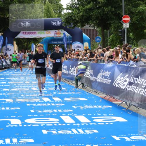 29.06.2025 - hella hamburg halbmarathon Zöllner http://msf.ph/oto/8181303 29.06.2025 10:31:55 Ziel 3935, 10927, 11929 meine-sportfotos.de