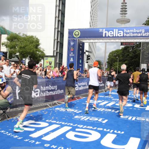 29.06.2025 - hella hamburg halbmarathon Michael Strokosch http://msf.ph/oto/8181324 29.06.2025 10:41:02 Ziel 1677, 2949, 6550, 9547, 9755, 10934, 11062, 11922, 12088, 12385, 13029, 13158, 15689, 16347, 17032, 17720, 18173 meine-sportfotos.de