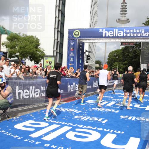 29.06.2025 - hella hamburg halbmarathon Michael Strokosch http://msf.ph/oto/8181358 29.06.2025 10:41:02 Ziel 1677, 2949, 6550, 9547, 9755, 10934, 11062, 11922, 12088, 12385, 13029, 13158, 15689, 16347, 17032, 17720, 18173 meine-sportfotos.de
