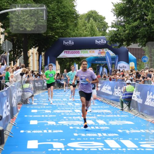 29.06.2025 - hella hamburg halbmarathon Zöllner http://msf.ph/oto/8181378 29.06.2025 10:32:00 Ziel 1407, 4129, 4698, 6619, 10927, 11199 meine-sportfotos.de