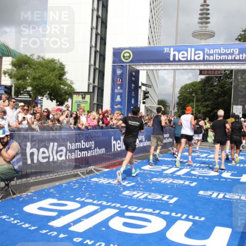 29.06.2025 - hella hamburg halbmarathon Michael Strokosch http://msf.ph/oto/8181394 29.06.2025 10:41:03 Ziel 1677, 2949, 6550, 6683, 9755, 11062, 11922, 12088, 12385, 13029, 13158, 15689, 16347, 17032, 17720, 17971, 18173 meine-sportfotos.de