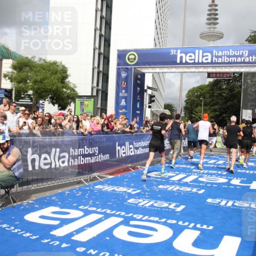 29.06.2025 - hella hamburg halbmarathon Michael Strokosch http://msf.ph/oto/8181436 29.06.2025 10:41:03 Ziel 1677, 2949, 6550, 6683, 9755, 11062, 11922, 12088, 12385, 13029, 13158, 15689, 16347, 17032, 17720, 17971, 18173 meine-sportfotos.de