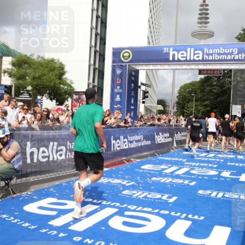 29.06.2025 - hella hamburg halbmarathon Michael Strokosch http://msf.ph/oto/8181479 29.06.2025 10:41:04 Ziel 1677, 2949, 6550, 6683, 9358, 9755, 11062, 11922, 12088, 12385, 13029, 13158, 15689, 16347, 17032, 17100, 17620, 17720, 17971 meine-sportfotos.de