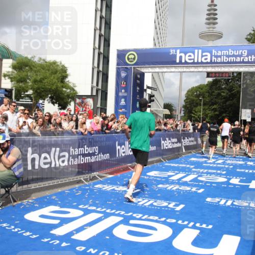 29.06.2025 - hella hamburg halbmarathon Michael Strokosch http://msf.ph/oto/8181507 29.06.2025 10:41:05 Ziel 2949, 4871, 6550, 6683, 9358, 9755, 11062, 11922, 12088, 12385, 13029, 13158, 15689, 16347, 17032, 17100, 17620, 17720, 17971, 18045, 18049 meine-sportfotos.de