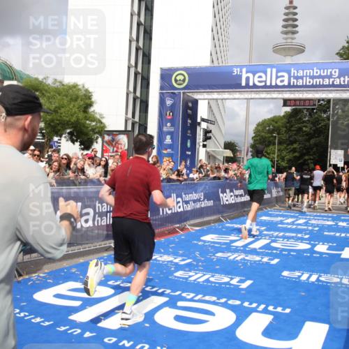 29.06.2025 - hella hamburg halbmarathon Michael Strokosch http://msf.ph/oto/8181524 29.06.2025 10:41:05 Ziel 2949, 4871, 6550, 6683, 9358, 9755, 11062, 11922, 12088, 12385, 13029, 13158, 15689, 16347, 17032, 17100, 17620, 17720, 17971, 18045, 18049 meine-sportfotos.de