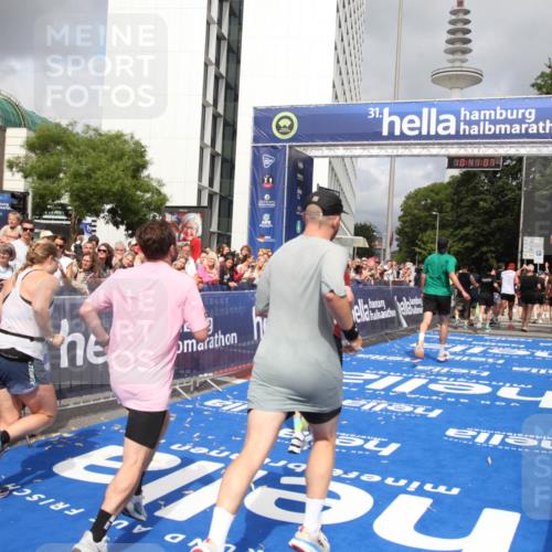 29.06.2025 - hella hamburg halbmarathon Michael Strokosch http://msf.ph/oto/8181546 29.06.2025 10:41:06 Ziel 2568, 2949, 4871, 6550, 6683, 9358, 9755, 11062, 11922, 13158, 13268, 15689, 16347, 17032, 17100, 17620, 17720, 17971, 18045, 18049 meine-sportfotos.de