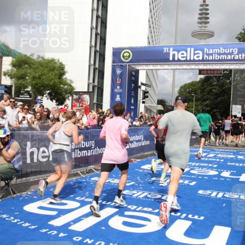 29.06.2025 - hella hamburg halbmarathon Michael Strokosch http://msf.ph/oto/8181581 29.06.2025 10:41:06 Ziel 2568, 2949, 4871, 6550, 6683, 9358, 9755, 11062, 11922, 13158, 13268, 15689, 16347, 17032, 17100, 17620, 17720, 17971, 18045, 18049 meine-sportfotos.de