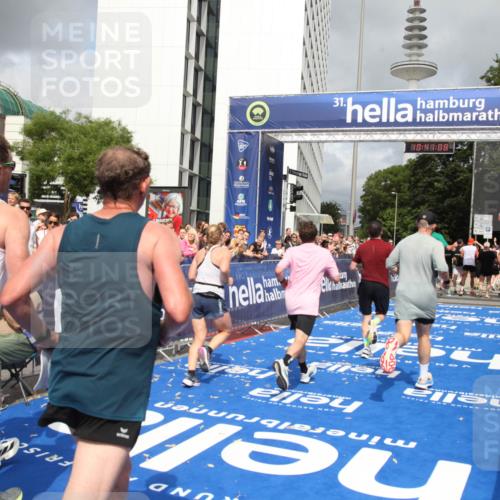 29.06.2025 - hella hamburg halbmarathon Michael Strokosch http://msf.ph/oto/8181619 29.06.2025 10:41:07 Ziel 1136, 2568, 2949, 4871, 6550, 6683, 9358, 9755, 9815, 11062, 11922, 13268, 17100, 17620, 17971, 18045, 18049 meine-sportfotos.de