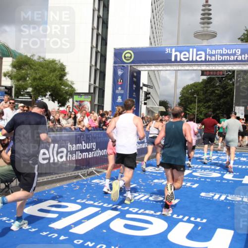29.06.2025 - hella hamburg halbmarathon Michael Strokosch http://msf.ph/oto/8181653 29.06.2025 10:41:07 Ziel 1136, 2568, 2949, 4871, 6550, 6683, 9358, 9755, 9815, 11062, 11922, 13268, 17100, 17620, 17971, 18045, 18049 meine-sportfotos.de