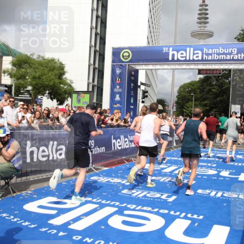 29.06.2025 - hella hamburg halbmarathon Michael Strokosch http://msf.ph/oto/8181687 29.06.2025 10:41:08 Ziel 1136, 2568, 2949, 3618, 4871, 6550, 6683, 9358, 9659, 9755, 9815, 11062, 11922, 13268, 17100, 17620, 17971, 18045, 18049 meine-sportfotos.de