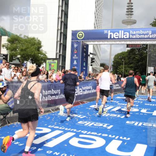 29.06.2025 - hella hamburg halbmarathon Michael Strokosch http://msf.ph/oto/8181722 29.06.2025 10:41:08 Ziel 1136, 2568, 2949, 3618, 4871, 6550, 6683, 9358, 9659, 9755, 9815, 11062, 11922, 13268, 17100, 17620, 17971, 18045, 18049 meine-sportfotos.de