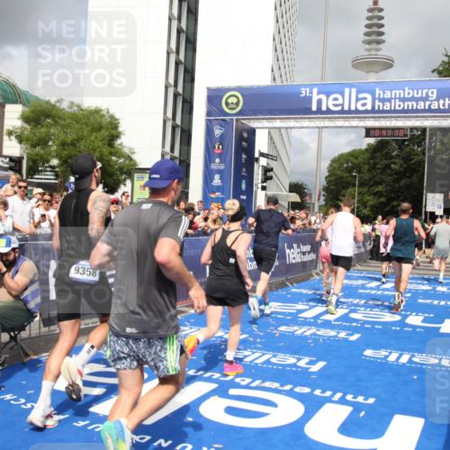 29.06.2025 - hella hamburg halbmarathon Michael Strokosch http://msf.ph/oto/8181732 29.06.2025 10:41:09 Ziel 1136, 2568, 2949, 3618, 4380, 4871, 5709, 6550, 6683, 9358, 9659, 9755, 9815, 11062, 11922, 13268, 17100, 17620, 17971, 18045, 18049 meine-sportfotos.de