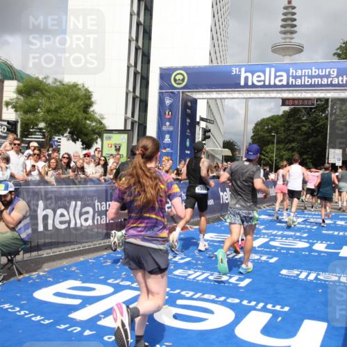 29.06.2025 - hella hamburg halbmarathon Michael Strokosch http://msf.ph/oto/8181767 29.06.2025 10:41:10 Ziel 1136, 2568, 2949, 3618, 4380, 4871, 5709, 6550, 6683, 9358, 9659, 9755, 9815, 11062, 13268, 17100, 17620, 17971, 18045, 18049 meine-sportfotos.de