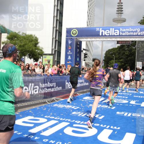 29.06.2025 - hella hamburg halbmarathon Michael Strokosch http://msf.ph/oto/8181797 29.06.2025 10:41:10 Ziel 1136, 2568, 2949, 3618, 4380, 4871, 5709, 6550, 6683, 9358, 9659, 9755, 9815, 11062, 13268, 17100, 17620, 17971, 18045, 18049 meine-sportfotos.de