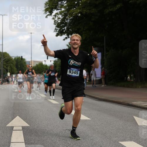 29.06.2025 - hella hamburg halbmarathon Yannick Fuchs http://msf.ph/oto/8181799 29.06.2025 10:28:47 20KM 1396, 1743, 2228, 2243, 2879, 3005, 5193, 6305, 7901, 8312, 9345, 9376, 10865, 11019, 11227, 12595, 13066, 13493, 13494, 13618, 13771, 14310, 14448, 14549, 14784, 15500, 15887, 16148, 16243, 16724, 17191, 17489, 17751, 17877, 18099, 18906 meine-sportfotos.de