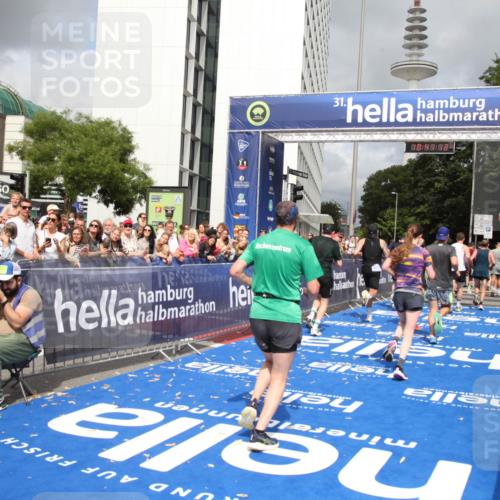 29.06.2025 - hella hamburg halbmarathon Michael Strokosch http://msf.ph/oto/8181828 29.06.2025 10:41:11 Ziel 1136, 2568, 2949, 3618, 4380, 4871, 5709, 6683, 8122, 9358, 9659, 9815, 13268, 17100, 17620, 17971, 18045, 18049 meine-sportfotos.de