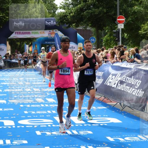 29.06.2025 - hella hamburg halbmarathon Zöllner http://msf.ph/oto/8181853 29.06.2025 10:32:21 Ziel 1894, 7272, 10876, 16065 meine-sportfotos.de