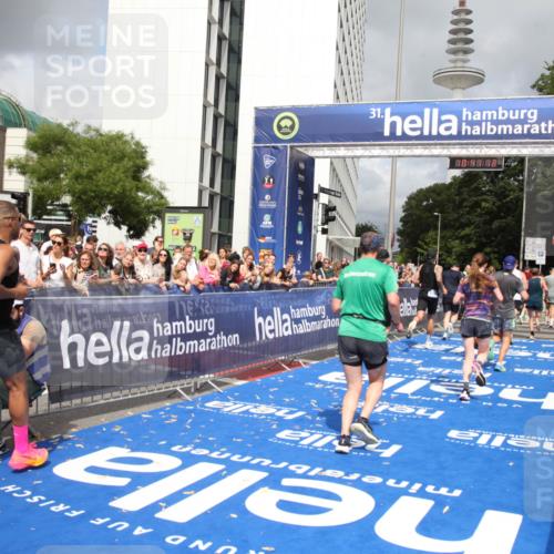 29.06.2025 - hella hamburg halbmarathon Michael Strokosch http://msf.ph/oto/8181867 29.06.2025 10:41:11 Ziel 1136, 2568, 2949, 3618, 4380, 4871, 5709, 6683, 8122, 9358, 9659, 9815, 13268, 17100, 17620, 17971, 18045, 18049 meine-sportfotos.de