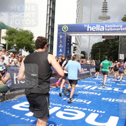 29.06.2025 - hella hamburg halbmarathon Michael Strokosch http://msf.ph/oto/8181910 29.06.2025 10:41:12 Ziel 1136, 2568, 3332, 3618, 4380, 4871, 5709, 6683, 8122, 9358, 9659, 9815, 12895, 13268, 17100, 17620, 17971, 18045, 18049 meine-sportfotos.de