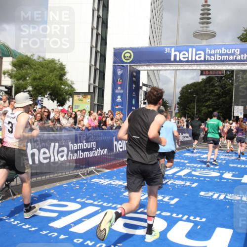 29.06.2025 - hella hamburg halbmarathon Michael Strokosch http://msf.ph/oto/8181952 29.06.2025 10:41:12 Ziel 1136, 2568, 3332, 3618, 4380, 4871, 5709, 6683, 8122, 9358, 9659, 9815, 12895, 13268, 17100, 17620, 17971, 18045, 18049 meine-sportfotos.de