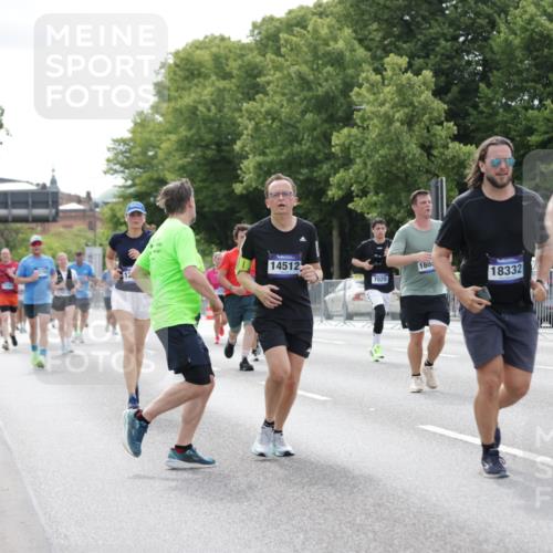 29.06.2025 - hella hamburg halbmarathon Jannik Wohlers http://msf.ph/oto/8181954 29.06.2025 10:23:02 Lombardsbrücke 1048, 1362, 2925, 4391, 4728, 5406, 6502, 7029, 7820, 8716, 8918, 8920, 9301, 10739, 11798, 11879, 12073, 12874, 14265, 14338, 14510, 14512, 14821, 15709, 16185, 16251, 17013, 17199, 17207, 17299, 17719, 18070, 18071, 18089, 18332, 18402, 18818 meine-sportfotos.de
