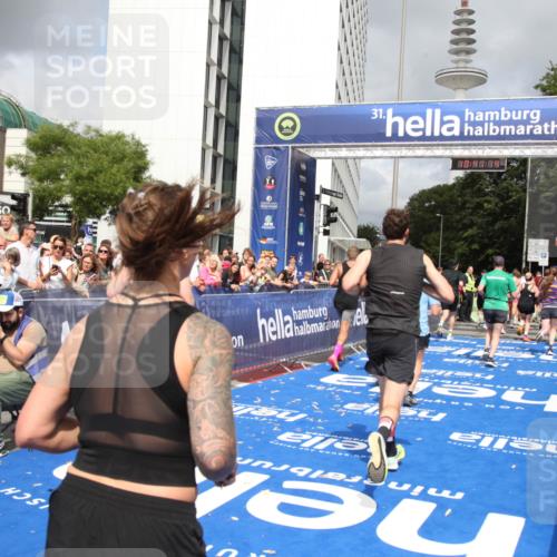 29.06.2025 - hella hamburg halbmarathon Michael Strokosch http://msf.ph/oto/8181990 29.06.2025 10:41:13 Ziel 1136, 2568, 3332, 3618, 4205, 4380, 4871, 5709, 8122, 9358, 9659, 9815, 10375, 12895, 13268, 17100, 17620, 17834, 18045, 18049 meine-sportfotos.de