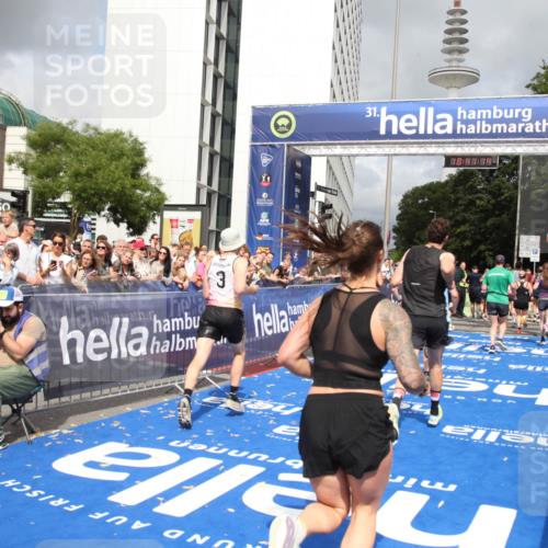 29.06.2025 - hella hamburg halbmarathon Michael Strokosch http://msf.ph/oto/8182031 29.06.2025 10:41:13 Ziel 1136, 2568, 3332, 3618, 4205, 4380, 4871, 5709, 8122, 9358, 9659, 9815, 10375, 12895, 13268, 17100, 17620, 17834, 18045, 18049 meine-sportfotos.de