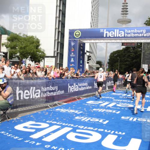 29.06.2025 - hella hamburg halbmarathon Michael Strokosch http://msf.ph/oto/8182064 29.06.2025 10:41:14 Ziel 1136, 2568, 3332, 3618, 4205, 4380, 4871, 5709, 8122, 9659, 9815, 10375, 12895, 13268, 17834, 18045, 18049 meine-sportfotos.de