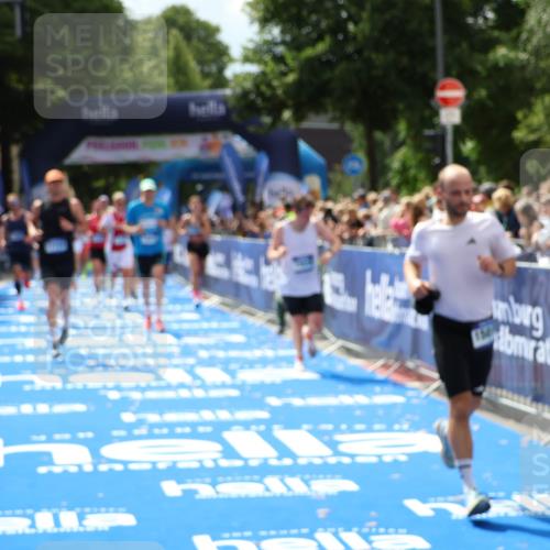 29.06.2025 - hella hamburg halbmarathon Zöllner http://msf.ph/oto/8182069 29.06.2025 10:40:42 Ziel 1912, 2324, 2714, 4843, 7622, 9294, 10900, 12865, 14272, 14820, 15015, 15493, 15542, 16599, 17724, 18399 meine-sportfotos.de