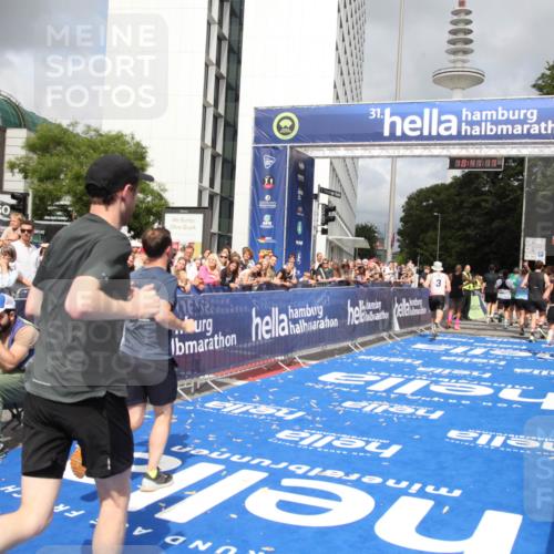 29.06.2025 - hella hamburg halbmarathon Michael Strokosch http://msf.ph/oto/8182102 29.06.2025 10:41:16 Ziel 1136, 3332, 3618, 4205, 4380, 5387, 5709, 6901, 8122, 9659, 9711, 9815, 10375, 12434, 12895, 17834 meine-sportfotos.de