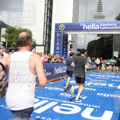 29.06.2025 - hella hamburg halbmarathon Michael Strokosch http://msf.ph/oto/8182133 29.06.2025 10:41:17 Ziel 3332, 3618, 4205, 4380, 5387, 5709, 6901, 8122, 9659, 9711, 10375, 12434, 12895, 17834 meine-sportfotos.de