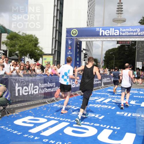29.06.2025 - hella hamburg halbmarathon Michael Strokosch http://msf.ph/oto/8182162 29.06.2025 10:41:18 Ziel 3332, 4205, 4380, 5387, 5709, 6901, 8122, 9711, 10375, 12434, 12895, 17834 meine-sportfotos.de