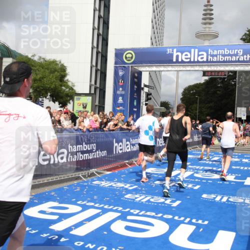 29.06.2025 - hella hamburg halbmarathon Michael Strokosch http://msf.ph/oto/8182188 29.06.2025 10:41:19 Ziel 3332, 4205, 5387, 6901, 8122, 9711, 10375, 12434, 12895, 13876, 17834, 18764 meine-sportfotos.de
