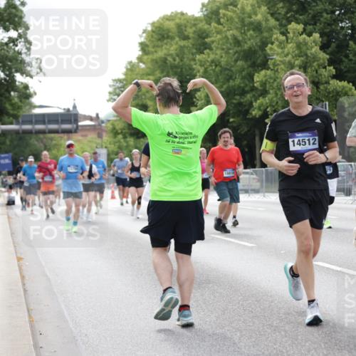 29.06.2025 - hella hamburg halbmarathon Jannik Wohlers http://msf.ph/oto/8182203 29.06.2025 10:23:03 Lombardsbrücke 1048, 1362, 2925, 4391, 4728, 5406, 6502, 7029, 7820, 8716, 10739, 11798, 11879, 12073, 12874, 14265, 14510, 14512, 14821, 15709, 16185, 16251, 17013, 17199, 17207, 17719, 18070, 18071, 18089, 18332, 18402, 18818, 18865 meine-sportfotos.de