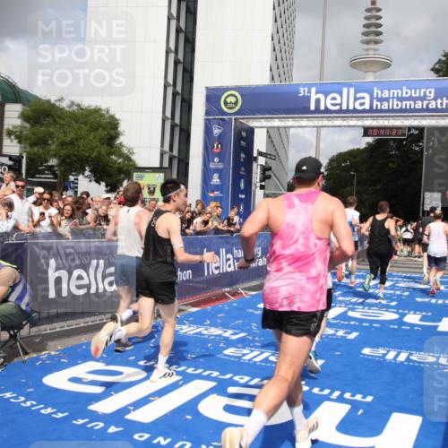 29.06.2025 - hella hamburg halbmarathon Michael Strokosch http://msf.ph/oto/8182216 29.06.2025 10:41:20 Ziel 3332, 4205, 4303, 5387, 6901, 8122, 9711, 10375, 12434, 12895, 13876, 17834, 18764 meine-sportfotos.de