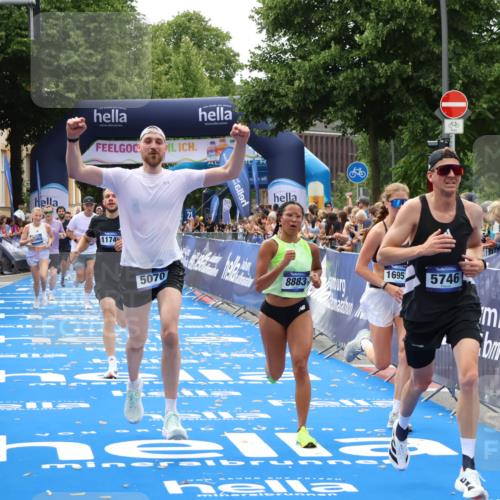 29.06.2025 - hella hamburg halbmarathon Zöllner http://msf.ph/oto/8182273 29.06.2025 10:32:33 Ziel 1707, 5070, 5746, 7845, 8883, 11745, 11877, 13199, 16957, 18135, 18562, 18563 meine-sportfotos.de