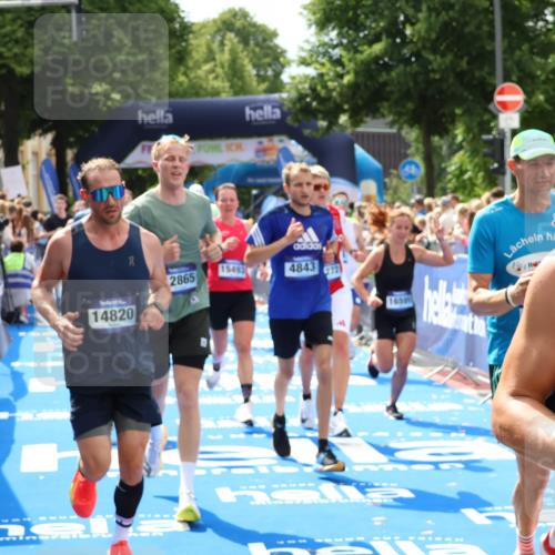 29.06.2025 - hella hamburg halbmarathon Zöllner http://msf.ph/oto/8182288 29.06.2025 10:40:46 Ziel 1882, 1912, 2324, 2714, 2750, 4634, 4843, 4889, 5014, 5026, 5745, 7080, 7622, 8074, 8629, 9294, 10900, 11959, 12865, 14092, 14272, 14820, 15351, 15493, 16201, 16249, 16599, 17486, 18399 meine-sportfotos.de