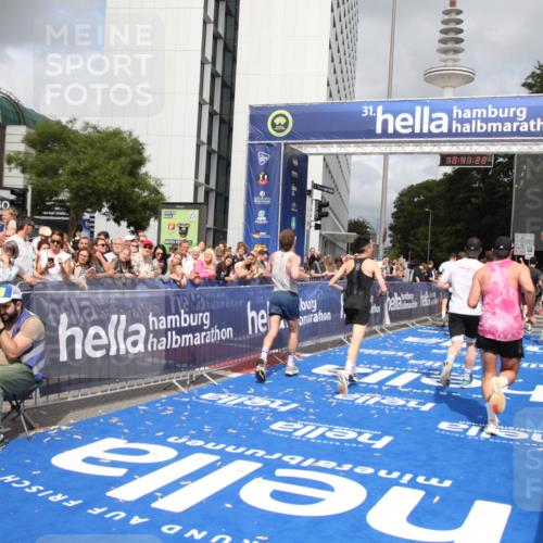 29.06.2025 - hella hamburg halbmarathon Michael Strokosch http://msf.ph/oto/8182290 29.06.2025 10:41:20 Ziel 3332, 4205, 4303, 5387, 6901, 8122, 9711, 10375, 12434, 12895, 13876, 17834, 18764 meine-sportfotos.de