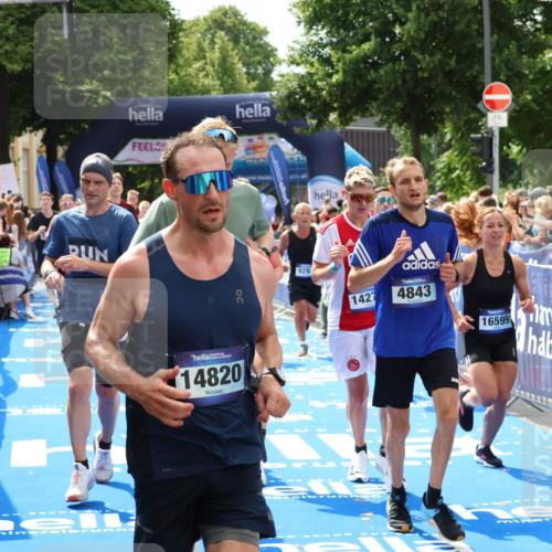 29.06.2025 - hella hamburg halbmarathon Zöllner http://msf.ph/oto/8182316 29.06.2025 10:40:47 Ziel 1882, 2324, 2714, 2750, 4634, 4843, 4889, 5014, 5026, 5745, 7080, 7622, 8074, 8629, 9294, 10900, 11959, 12865, 14092, 14272, 14820, 15351, 15493, 16201, 16249, 16599, 17486, 18399 meine-sportfotos.de