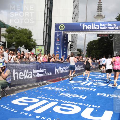 29.06.2025 - hella hamburg halbmarathon Michael Strokosch http://msf.ph/oto/8182320 29.06.2025 10:41:21 Ziel 1570, 3332, 4205, 4303, 5387, 6901, 9711, 10375, 12434, 12895, 13876, 17834, 18764 meine-sportfotos.de