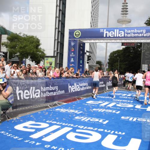 29.06.2025 - hella hamburg halbmarathon Michael Strokosch http://msf.ph/oto/8182347 29.06.2025 10:41:21 Ziel 1570, 3332, 4205, 4303, 5387, 6901, 9711, 10375, 12434, 12895, 13876, 17834, 18764 meine-sportfotos.de
