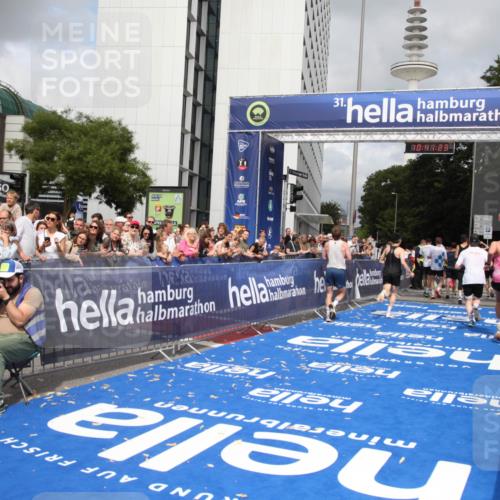 29.06.2025 - hella hamburg halbmarathon Michael Strokosch http://msf.ph/oto/8182362 29.06.2025 10:41:22 Ziel 1570, 4205, 4303, 5387, 6771, 6901, 7432, 9711, 10375, 12434, 13876, 16816, 17834, 18764 meine-sportfotos.de