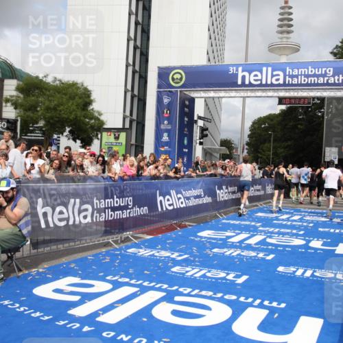 29.06.2025 - hella hamburg halbmarathon Michael Strokosch http://msf.ph/oto/8182376 29.06.2025 10:41:22 Ziel 1570, 4205, 4303, 5387, 6771, 6901, 7432, 9711, 10375, 12434, 13876, 16816, 17834, 18764 meine-sportfotos.de